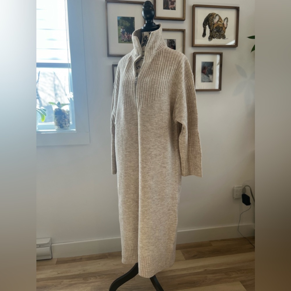 Icône from Simon’s long beige sweater dress in size medium. Mint condition